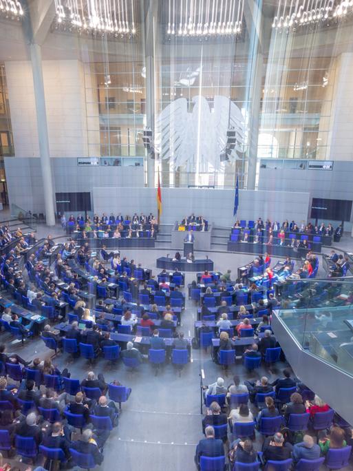 Der Plenarsaal während der Debatte im Bundestag, in der alle Konturen Bewegungsunschärfen aufweisen.
