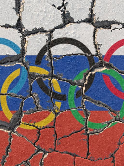 Auf einer bröckelnden Hausfassade sind die olympische Ringe auf der Flagge Russlands zu sehen.