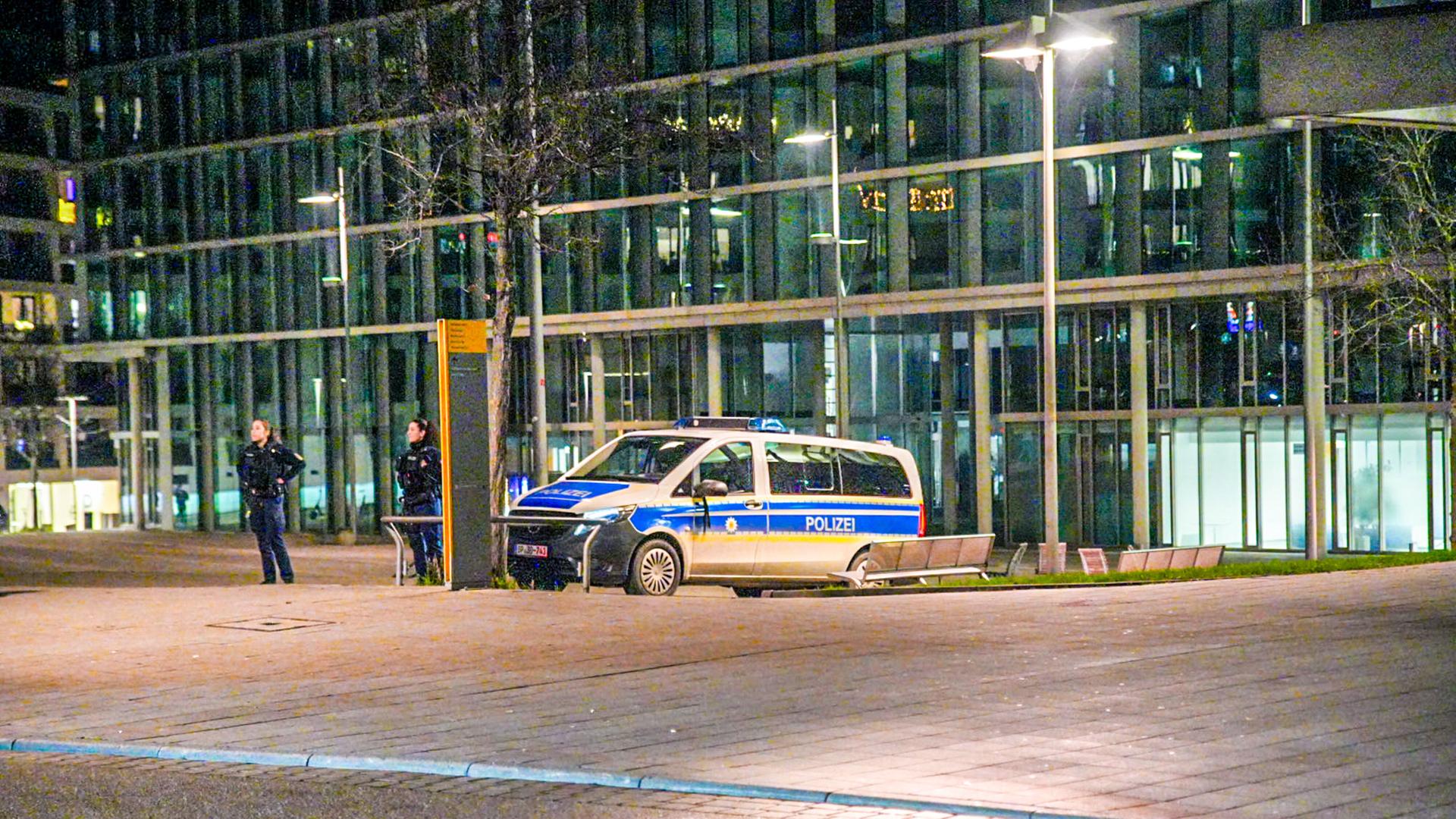 Vor der Bahnhofsfassade steht ein geparktes Polizeiauto, daneben beobachten zwei Polizisten die Umgebung. Vor der Bahnhofsfassade steht ein geparktes Polizeiauto, daneben beobachten zwei Polizisten die Umgebung.