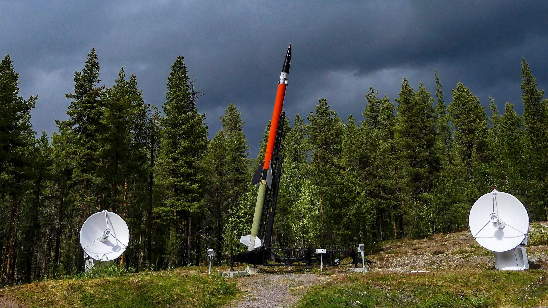 Kiruna, Schweden: Eine Rakete für die Atmosphärenforschung auf dem Parkplatz des Weltraumforschungszentrums Esrange, das von der Europäischen Weltraumorganisation (ESA) genutzt wird.