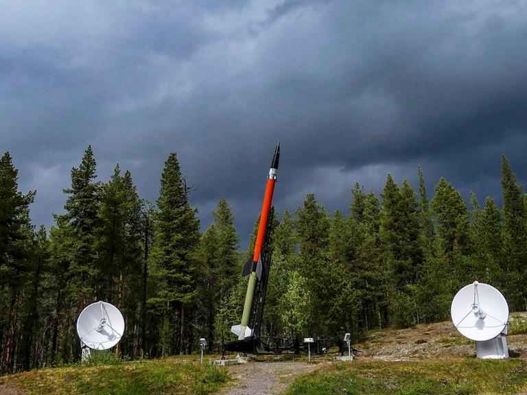 Kiruna, Schweden: Eine Rakete für die Atmosphärenforschung auf dem Parkplatz des Weltraumforschungszentrums Esrange, das von der Europäischen Weltraumorganisation (ESA) genutzt wird.