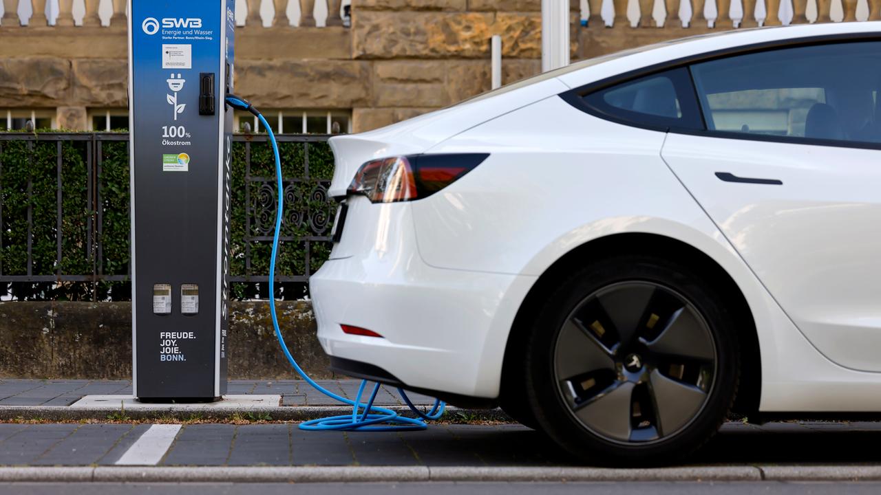Ein Elektroauto lädt an einer Stromtankstelle
