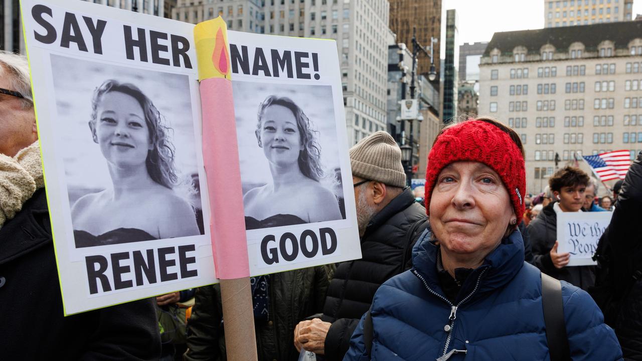 Eine Demonstrantin hält ein Plakat mit zwei Bildern der von einem Beamten der US-Einwanderungsbehörde ICE erschossenen Renee Good in die Höhe. 