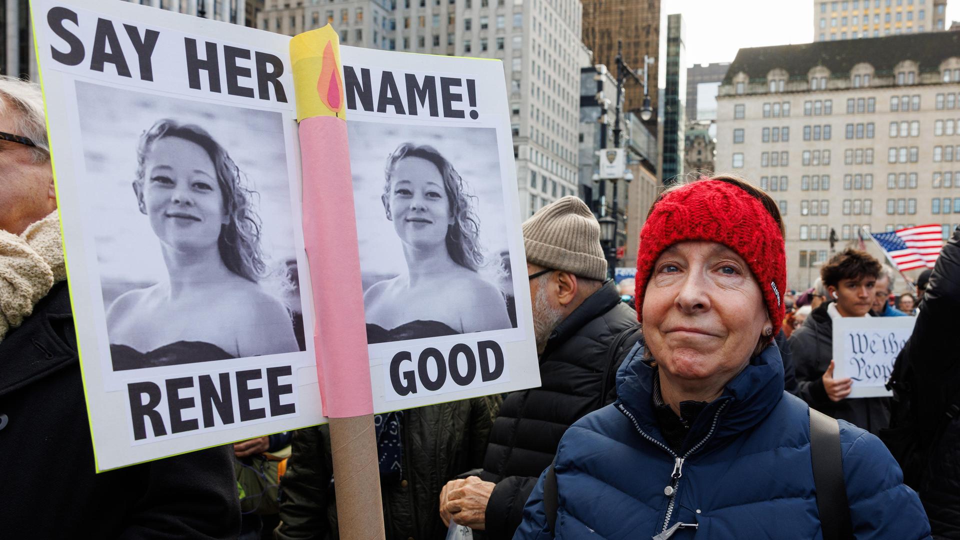 Eine Demonstrantin hält ein Plakat mit zwei Bildern der von einem Beamten der US-Einwanderungsbehörde ICE erschossenen Renee Good in die Höhe. Eine Demonstrantin hält ein Plakat mit zwei Bildern der von einem Beamten der US-Einwanderungsbehörde ICE erschossenen Renee Good in die Höhe.