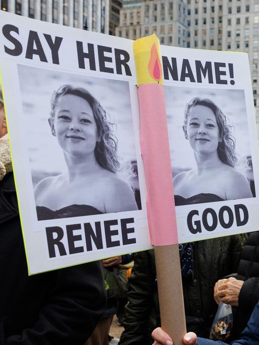 Eine Demonstrantin hält ein Plakat mit zwei Bildern der von einem Beamten der US-Einwanderungsbehörde ICE erschossenen Renee Good in die Höhe. Eine Demonstrantin hält ein Plakat mit zwei Bildern der von einem Beamten der US-Einwanderungsbehörde ICE erschossenen Renee Good in die Höhe.