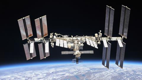 Total-Ansicht der Internationalen Raumstation im Orbit