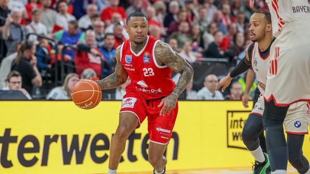 Charles Callison mit Ball beim Spiel gegen den FC Bayern Basketball (24.05.2025) 