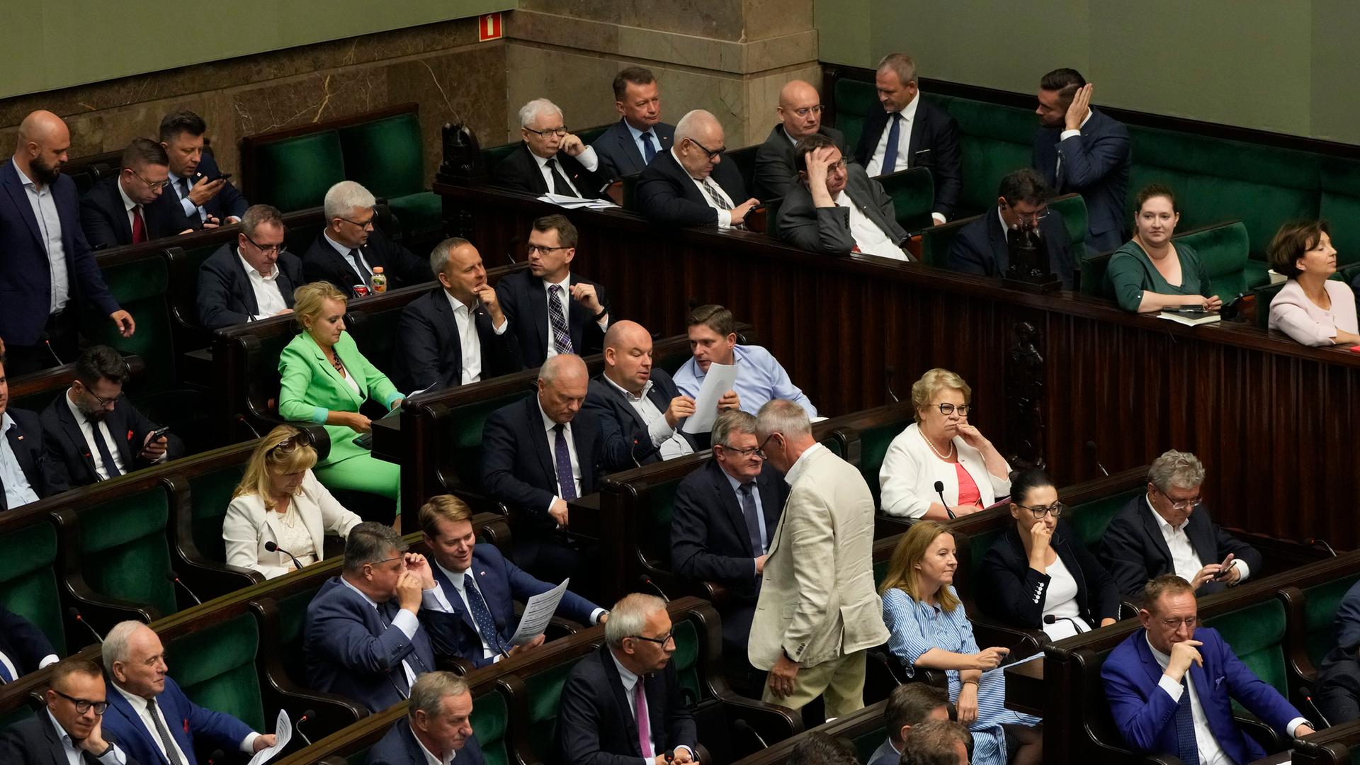 Abgeordnete sitzen auf den Rängen im Parlament.