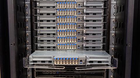 Blick in einen Supercomputer. Verschiedene elektronische Bauteile sind in einem Schrank miteinander verbunden. 