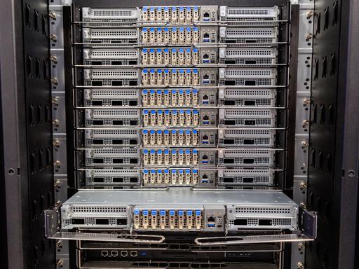 Blick in einen Supercomputer. Verschiedene elektronische Bauteile sind in einem Schrank miteinander verbunden. 