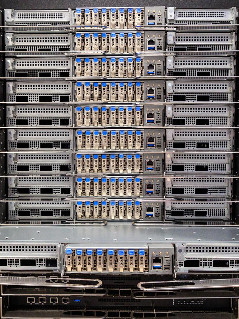 Blick in einen Supercomputer. Verschiedene elektronische Bauteile sind in einem Schrank miteinander verbunden. 