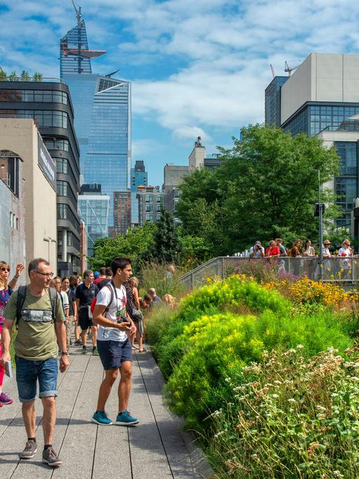 Besucher wandeln im Highline Park. Die einstige Hochbahntrasse im New Yorker Stadtteil Manhattan wurde zu einem Park umgebaut und ist eine grüne Oase zwischen den Häuserschluchten. 