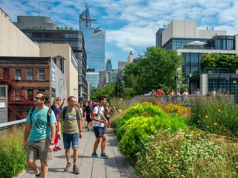 Besucher wandeln im Highline Park. Die einstige Hochbahntrasse im New Yorker Stadtteil Manhattan wurde zu einem Park umgebaut und ist eine grüne Oase zwischen den Häuserschluchten. 