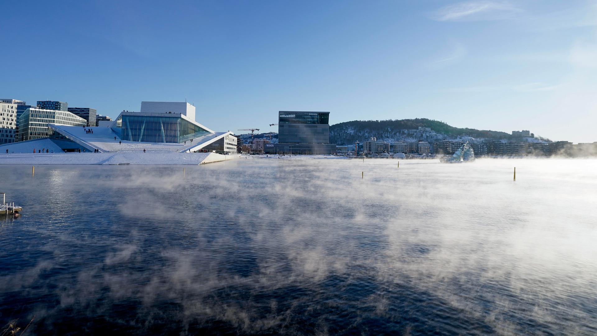 Frostsmog liegt über dem Oslofjord, im Hintergrund ist die Oper der Hauptstadt zu sehen. Aufnahme vom 05.01.2024.