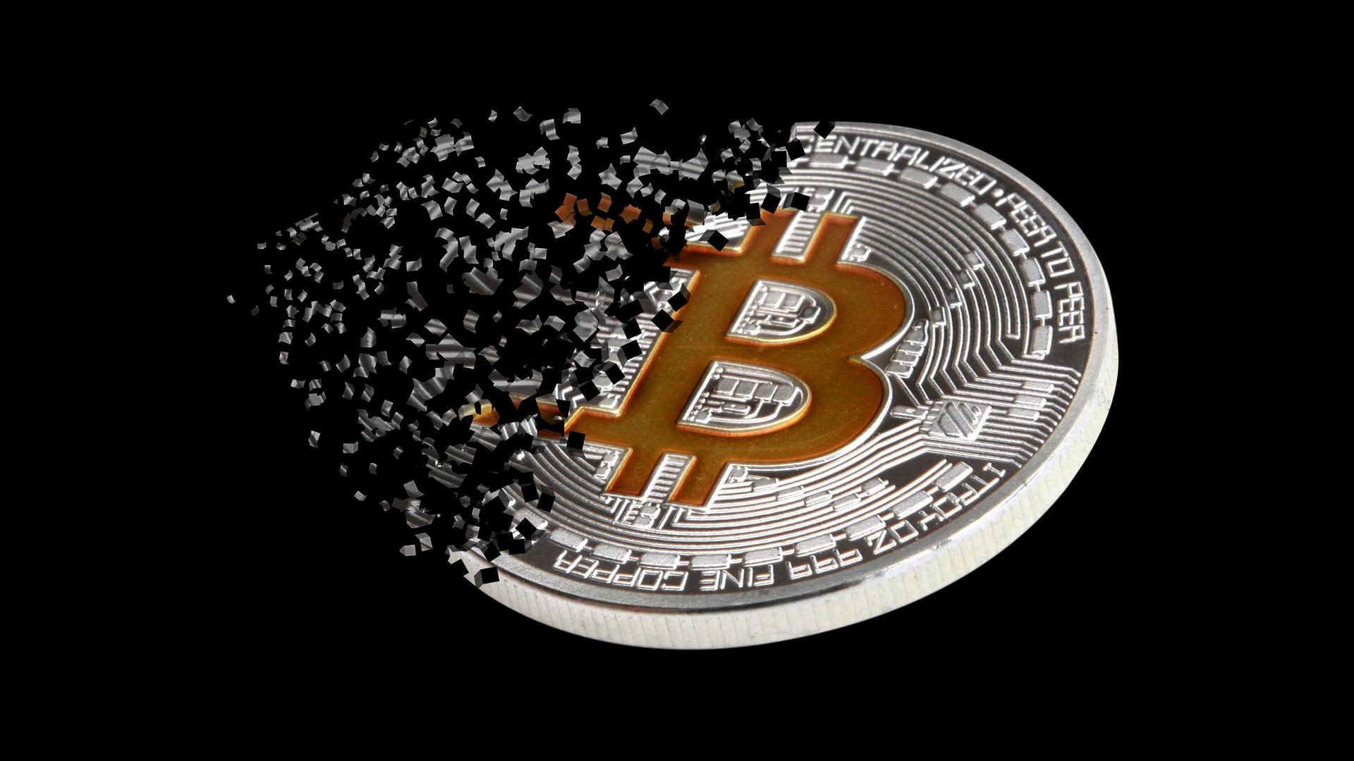 Ein physischer Bitcoin, der zerfällt vor schwarzem Hintergrund.