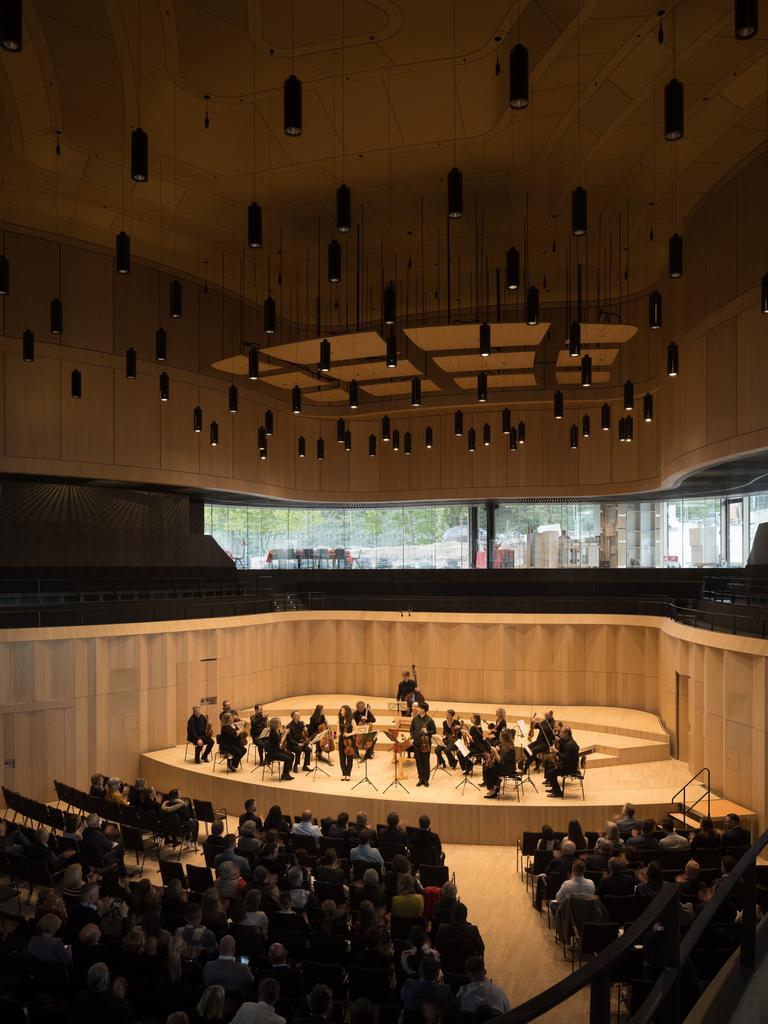Ein Kammerorchester spielt im neu eröffneten Casals Forum.