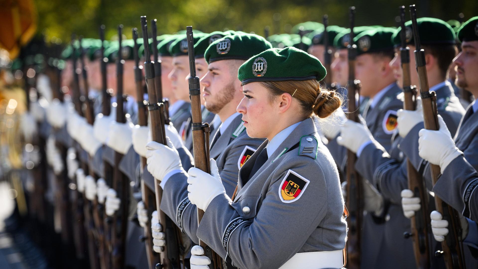 Eine Soldatin und zahlreiche Soldaten des Wachbataillons der Bundeswehr stehen in langen Reihen zur Begrüßung des niederländischen Verteidigungsministers am Bendlerblock, dem Sitz des Bundesministeriums der Verteidigung. Eine Soldatin und zahlreiche Soldaten des Wachbataillons der Bundeswehr stehen in langen Reihen zur Begrüßung des niederländischen Verteidigungsministers am Bendlerblock, dem Sitz des Bundesministeriums der Verteidigung.