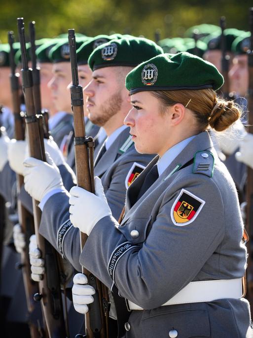 Eine Soldatin und zahlreiche Soldaten des Wachbataillons der Bundeswehr stehen in langen Reihen zur Begrüßung des niederländischen Verteidigungsministers am Bendlerblock, dem Sitz des Bundesministeriums der Verteidigung.