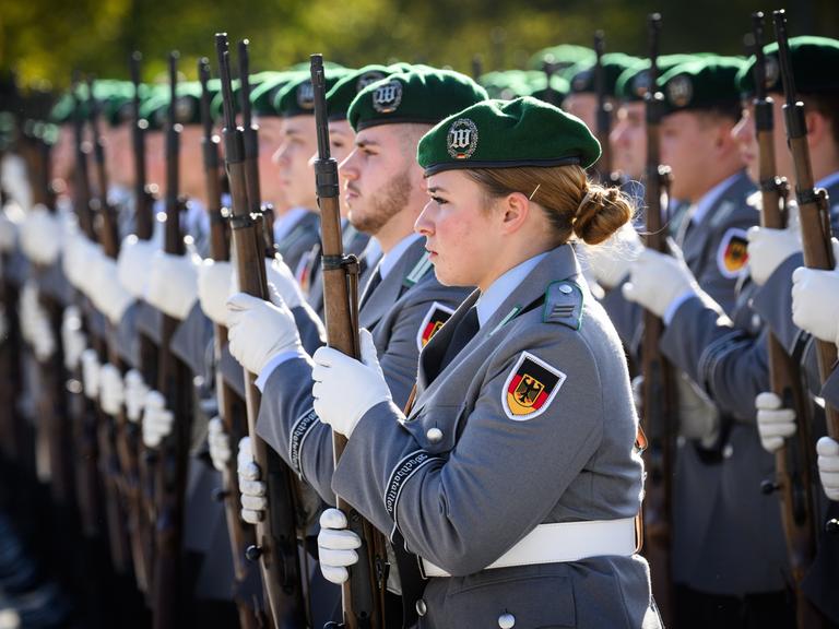 Eine Soldatin und zahlreiche Soldaten des Wachbataillons der Bundeswehr stehen in langen Reihen zur Begrüßung des niederländischen Verteidigungsministers am Bendlerblock, dem Sitz des Bundesministeriums der Verteidigung.
