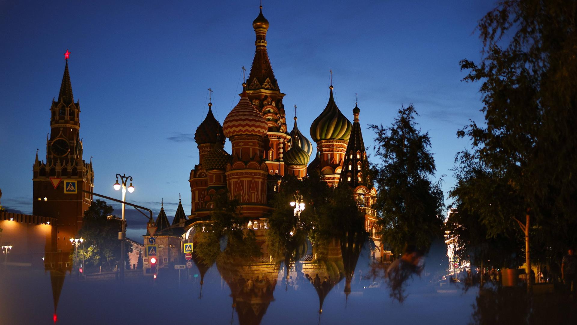 Blick am Abend auf den Kreml in Moskau mit einer Spiegelung (12. Juli 2024)