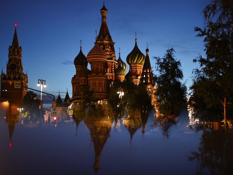 Blick am Abend auf den Kreml in Moskau mit einer Spiegelung (12. Juli 2024)