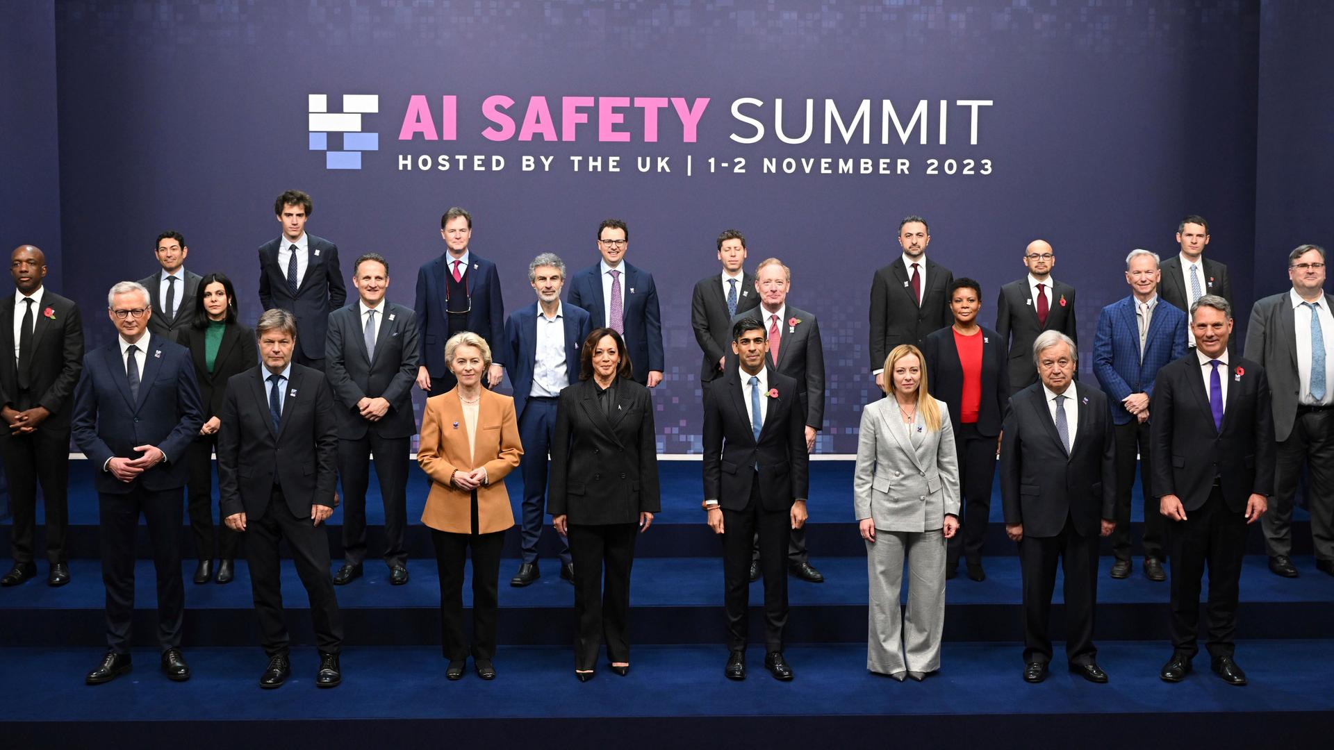 Auf dem Gruppenbild zum KI-Gipfel sind viele wichtige Politiker zu sehen unter anderem Wirtschafts- und Klimaminister Habeck, EU-Kommissionspräsidentin von der Leyen, US-Vizepräsidentin Harris, der britische Premierminister Sunak und UNO-Generalsekretär Antonio Guterres.