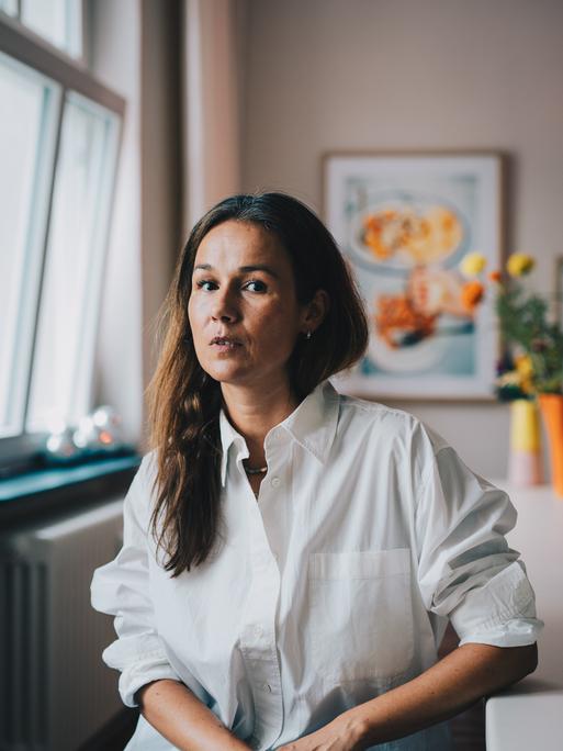 Die Unternehmerin Guya Merkle im Portrait  in ihrer Wohnung in Charlottenburg. 