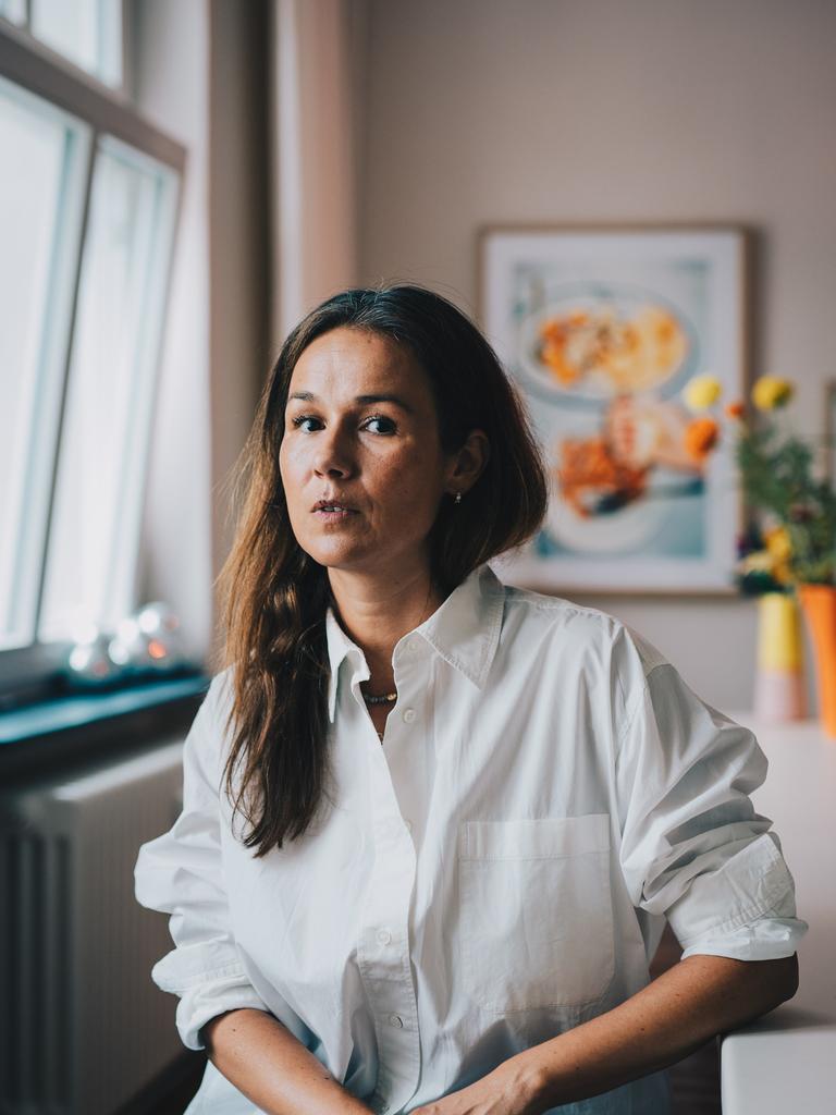 Die Unternehmerin Guya Merkle im Portrait  in ihrer Wohnung in Charlottenburg. 