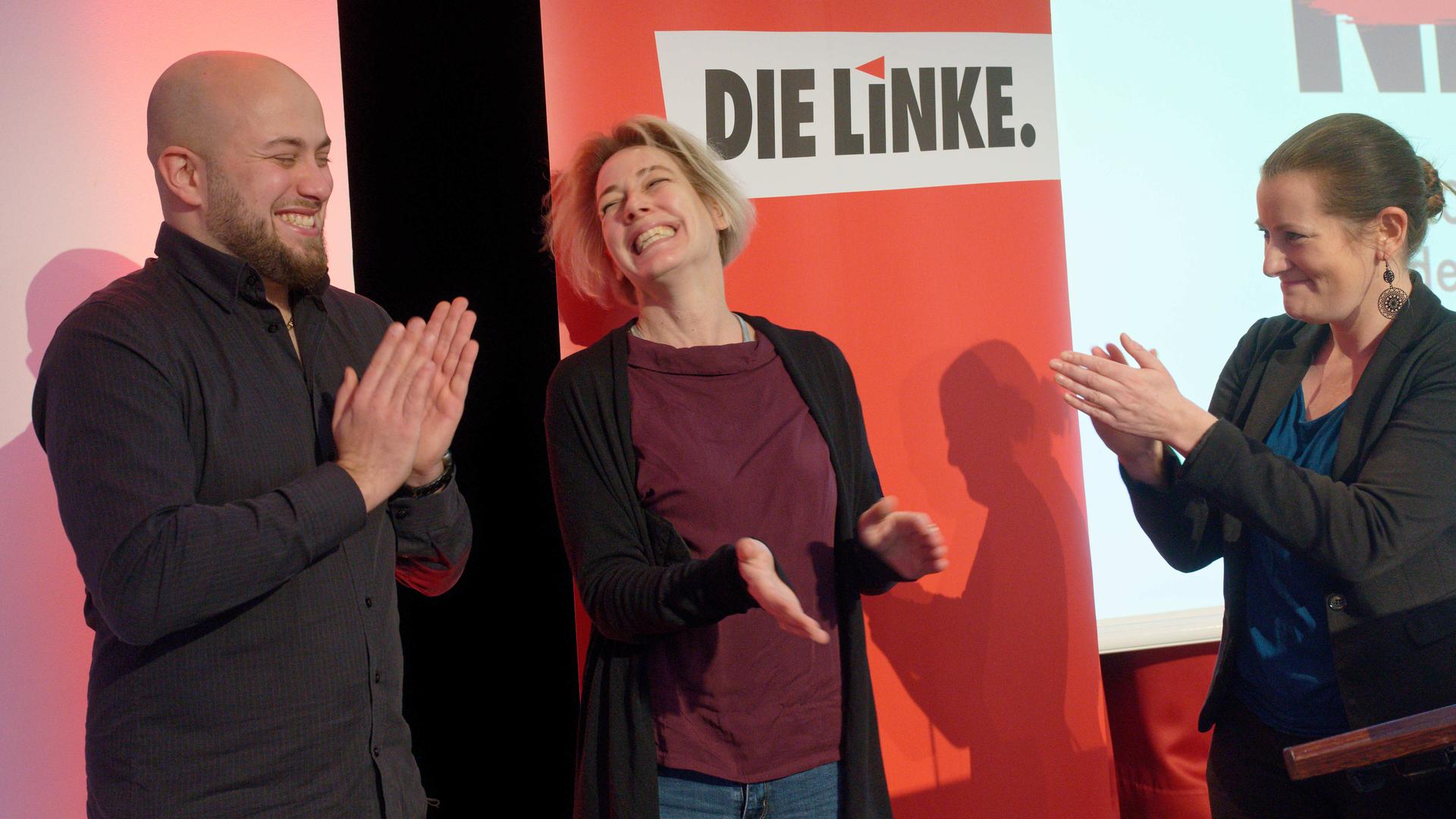 Jules El-Khatib (l-r) und Carolin Butterwegge freuen sich bei der Delegiertenversammlung der Partei Die Linke in Nordrhein-Westfalen über die Wahl auf die Listenplätze eins (Butterwegge) und zwei (El-Khatib) für die Landtagswahlen