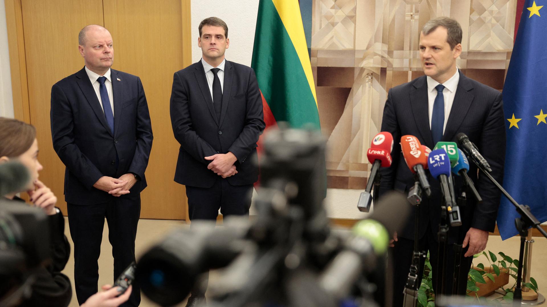 Die litauischen Politiker Saulius Skvernelis, Remigijus Zemaitaitis Gintautas Paluckas geben eine Pressekonferenz.