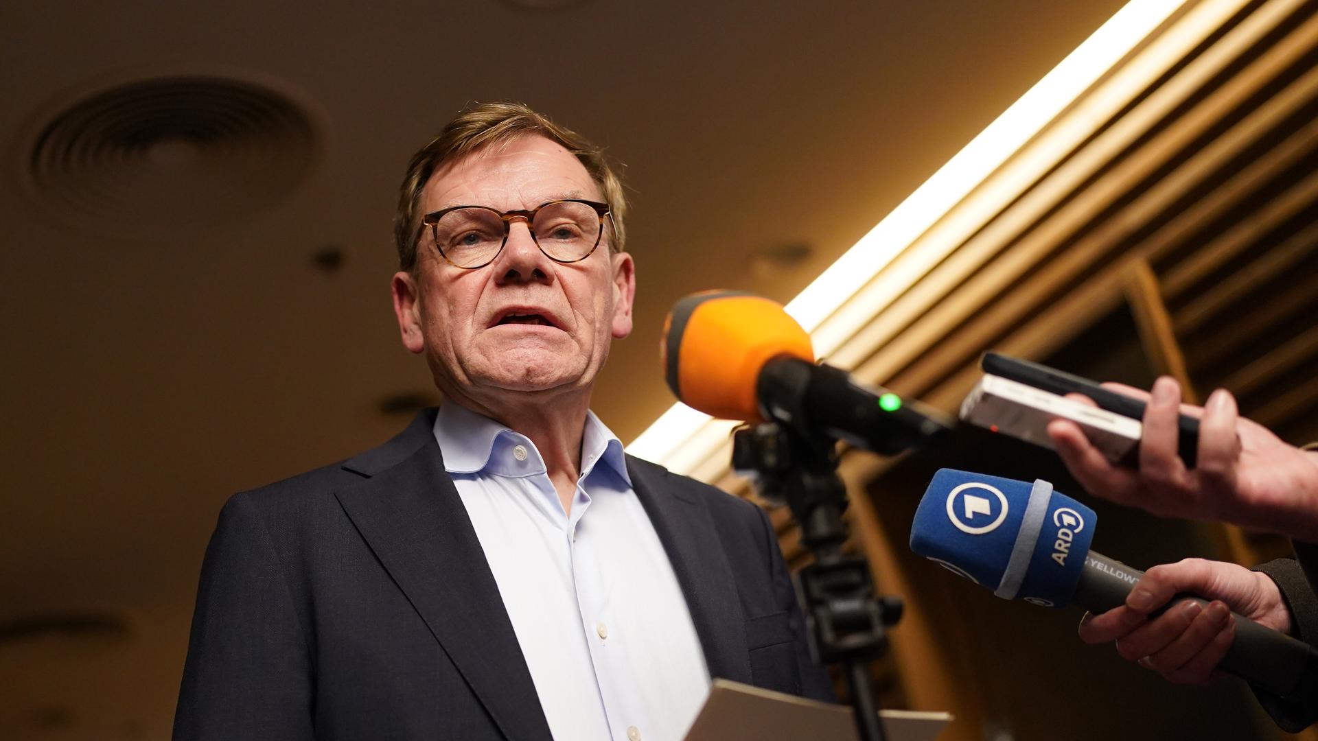 Außenminister Johann Wadephul spricht in mehrere Presse-Mikrofone. Außenminister Johann Wadephul spricht in mehrere Presse-Mikrofone.