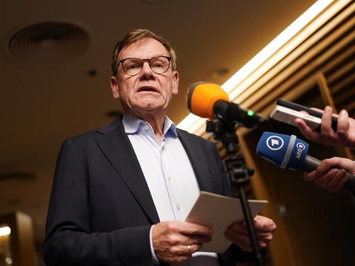 Außenminister Johann Wadephul spricht in mehrere Presse-Mikrofone. Außenminister Johann Wadephul spricht in mehrere Presse-Mikrofone.