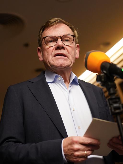 Außenminister Johann Wadephul spricht in mehrere Presse-Mikrofone. Außenminister Johann Wadephul spricht in mehrere Presse-Mikrofone.