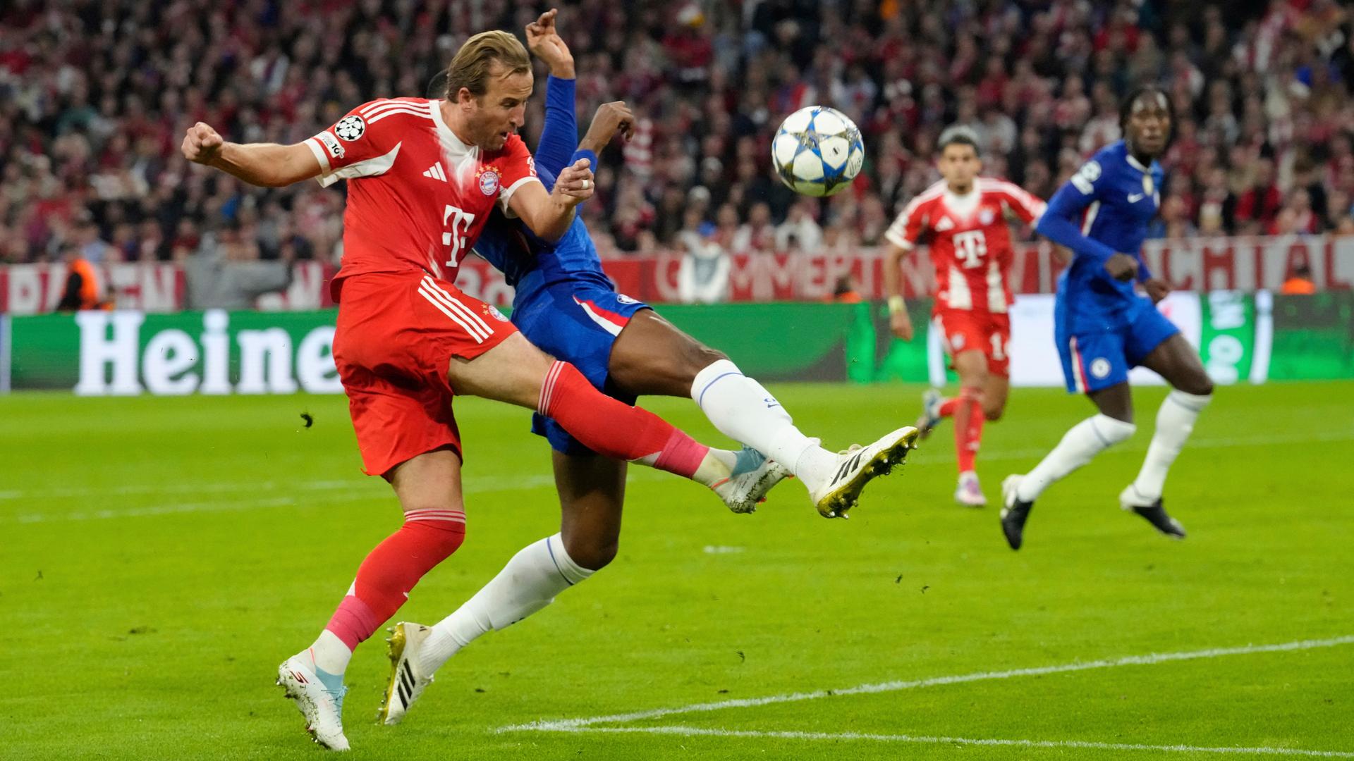 Zwei Fußballspieler im Kampf um den Ball.
