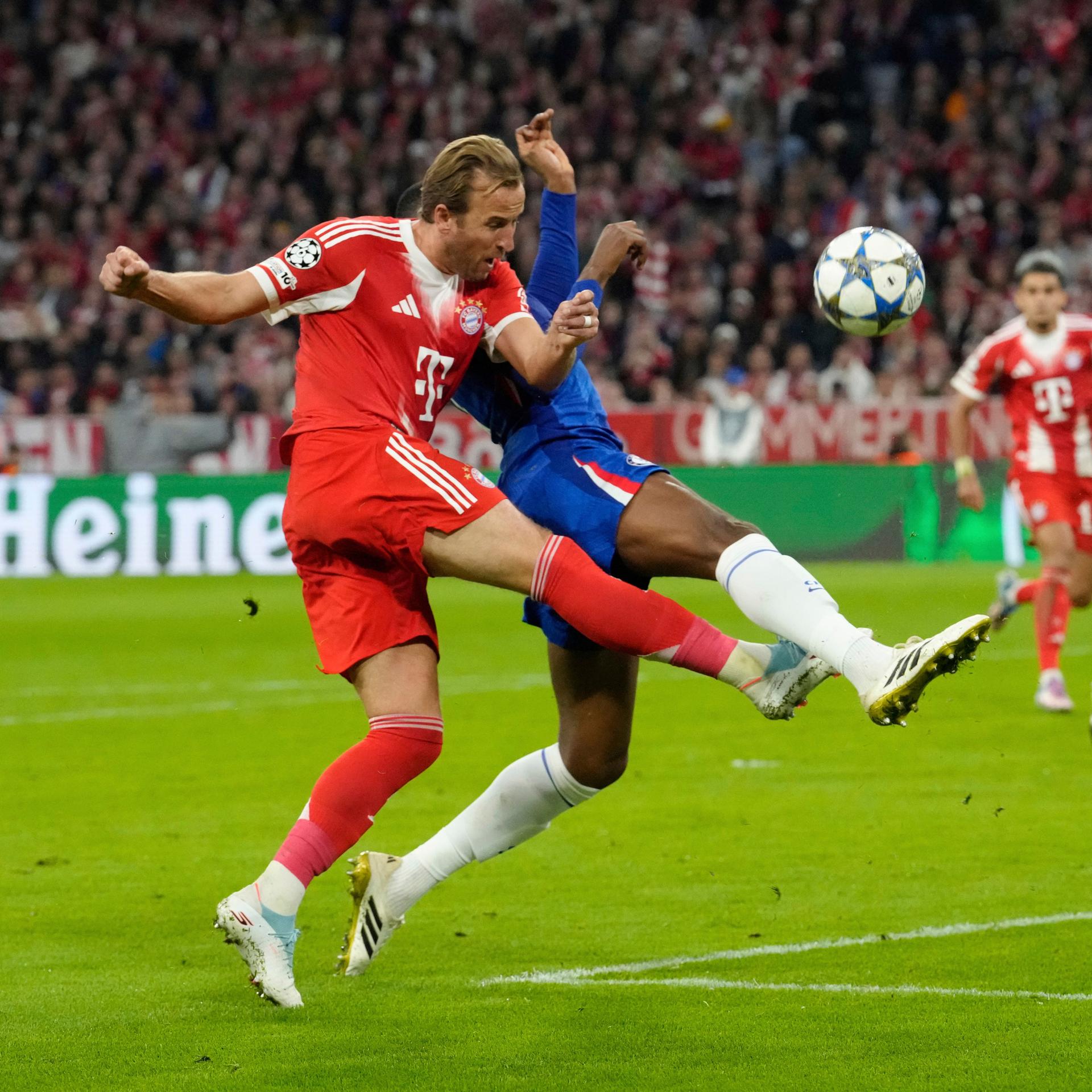 Zwei Fußballspieler im Kampf um den Ball.