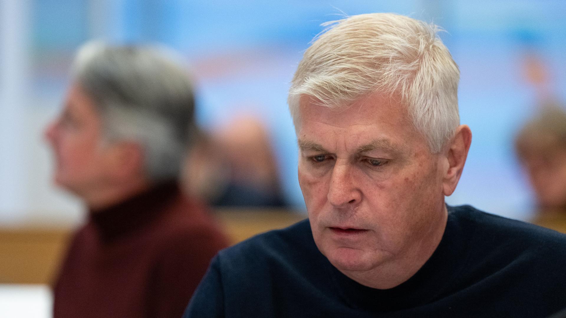 Bayern, München: Rupert Stadler (l, in der Unschärfe), ehemaliger Vorstandsvorsitzender der Audi AG, und der Mitangeklagte Wolfgang Hatz sitzen im Sitzungssaal des Landgericht München auf ihren Plätzen. Bayern, München: Rupert Stadler (l, in der Unschärfe), ehemaliger Vorstandsvorsitzender der Audi AG, und der Mitangeklagte Wolfgang Hatz sitzen im Sitzungssaal des Landgericht München auf ihren Plätzen.