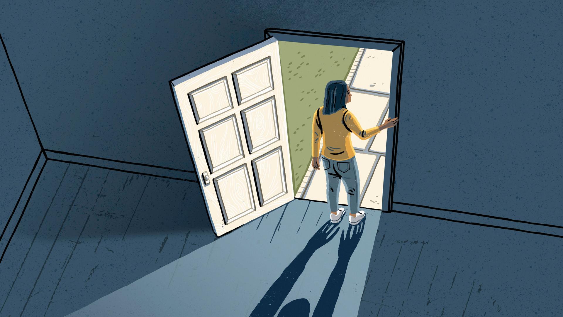 Eine Frau steht vor einer geöffneten Tür. Hinter ihr greift der Schatten eines Mannes nach ihr.