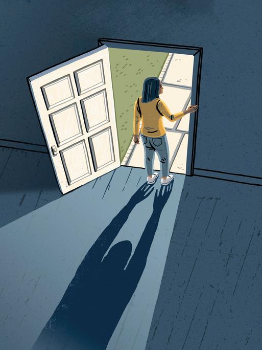Eine Frau steht vor einer geöffneten Tür. Hinter ihr greift der Schatten eines Mannes nach ihr.