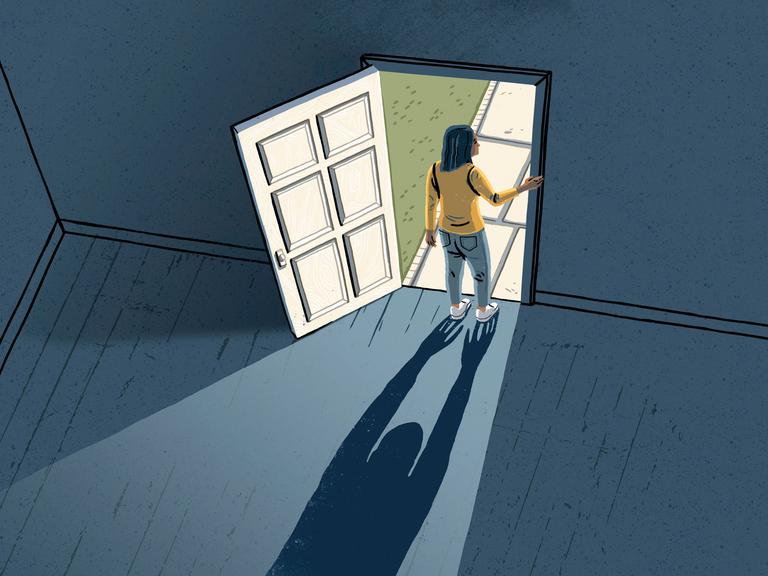 Eine Frau steht vor einer geöffneten Tür. Hinter ihr greift der Schatten eines Mannes nach ihr.