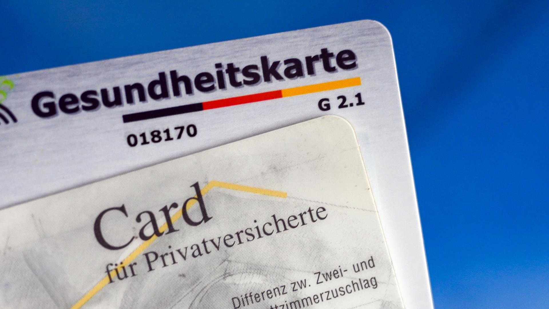 Versicherungskarte für Privatversicherte und die Gesundheitskarte für gesetzlich Versicherte. Versicherungskarte für Privatversicherte und die Gesundheitskarte für gesetzlich Versicherte.