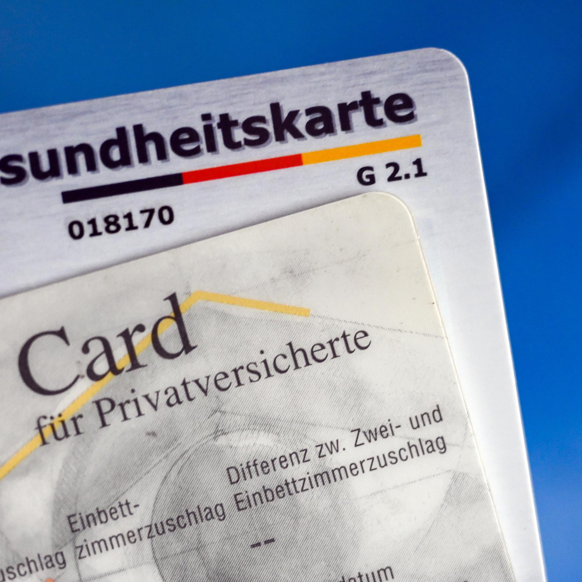 Versicherungskarte für Privatversicherte und die Gesundheitskarte für gesetzlich Versicherte.