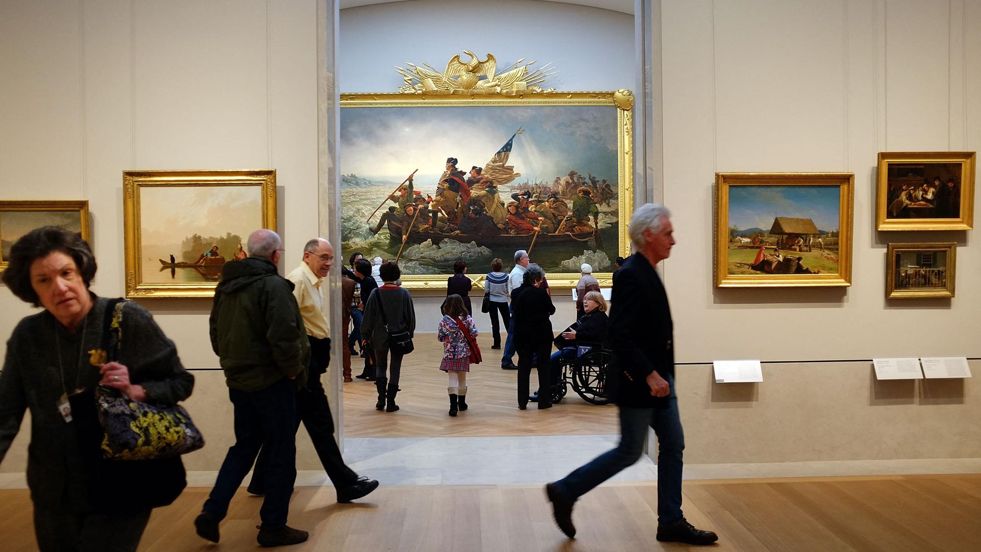 Besucher kommen in den neuen amerikanischen Flügel des Metropolitan Museum of Art in New York City, um Gemälde, Skulpturen und dekorative Kunst zu bewundern.