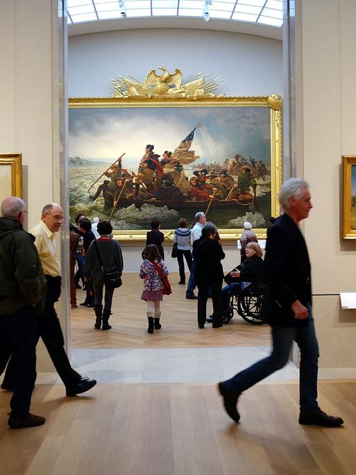 Besucher kommen in den neuen amerikanischen Flügel des Metropolitan Museum of Art in New York City, um Gemälde, Skulpturen und dekorative Kunst zu bewundern.