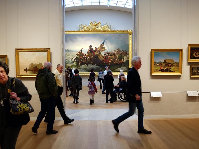 Besucher kommen in den neuen amerikanischen Flügel des Metropolitan Museum of Art in New York City, um Gemälde, Skulpturen und dekorative Kunst zu bewundern.