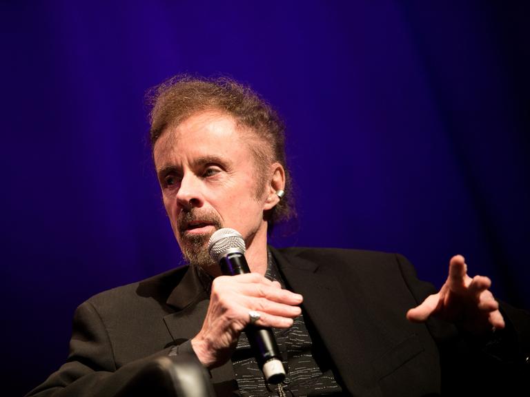 Der amerikanische Schriftsteller T. C. Boyle im Porträt mit Mikrofon