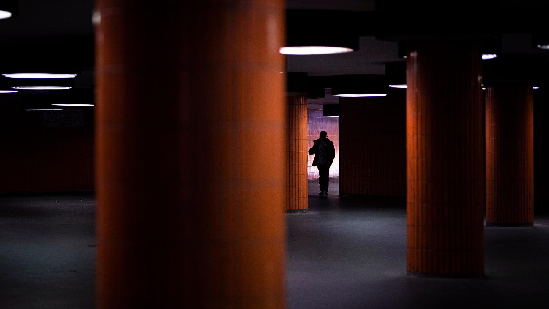 Düstere Aussichten: Schon früh deuten sich Gewaltkarrieren an, meint Journalist Dirk Laabs. Zu sehen ist der Schatten eines Jugendlichen in einer U-Bahn-Station in Berlin.