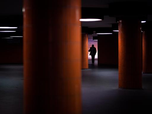 Düstere Aussichten: Schon früh deuten sich Gewaltkarrieren an, meint Journalist Dirk Laabs. Zu sehen ist der Schatten eines Jugendlichen in einer U-Bahn-Station in Berlin.