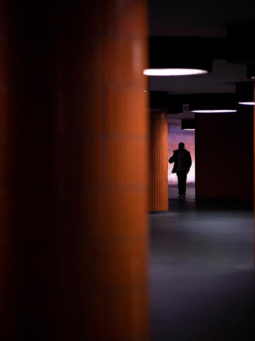 Düstere Aussichten: Schon früh deuten sich Gewaltkarrieren an, meint Journalist Dirk Laabs. Zu sehen ist der Schatten eines Jugendlichen in einer U-Bahn-Station in Berlin.