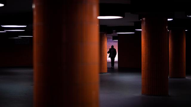 Düstere Aussichten: Schon früh deuten sich Gewaltkarrieren an, meint Journalist Dirk Laabs. Zu sehen ist der Schatten eines Jugendlichen in einer U-Bahn-Station in Berlin.