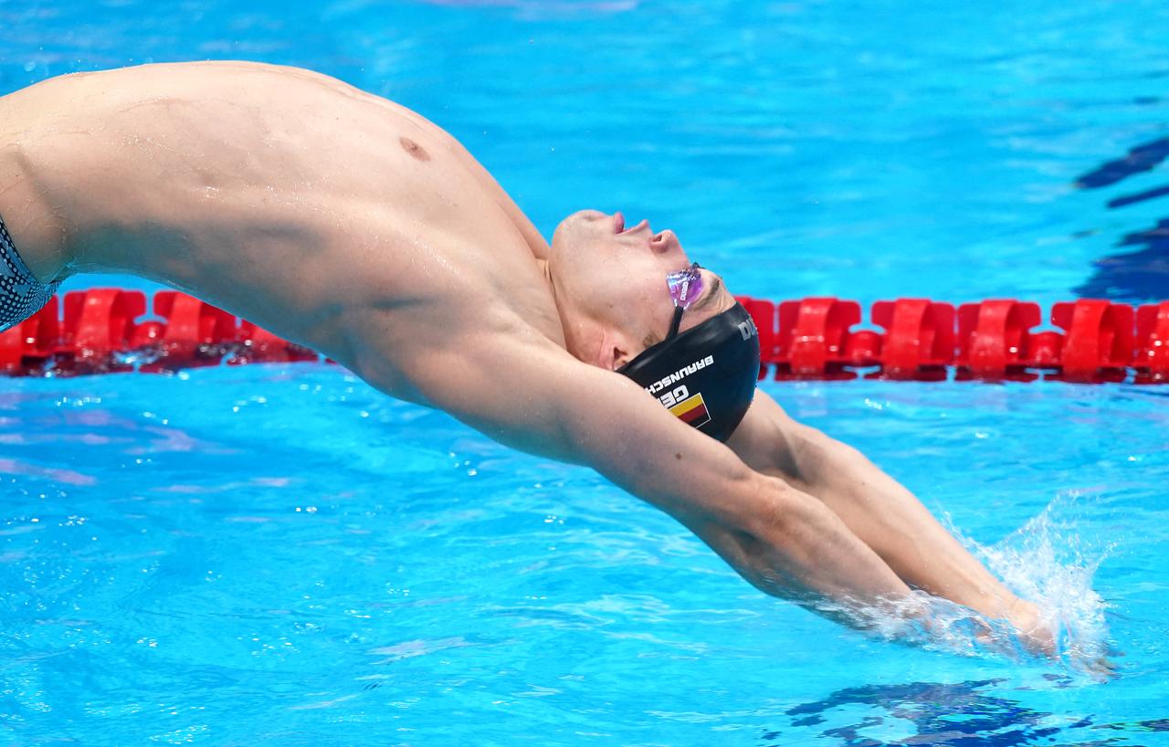 Ole Braunschweig während des 100-Meter-Rückenschwimmens der Männer in Lauf 3 im Tokyo Aquatics Centre am zweiten Tag der Olympischen Spiele 2021 in Japan. 